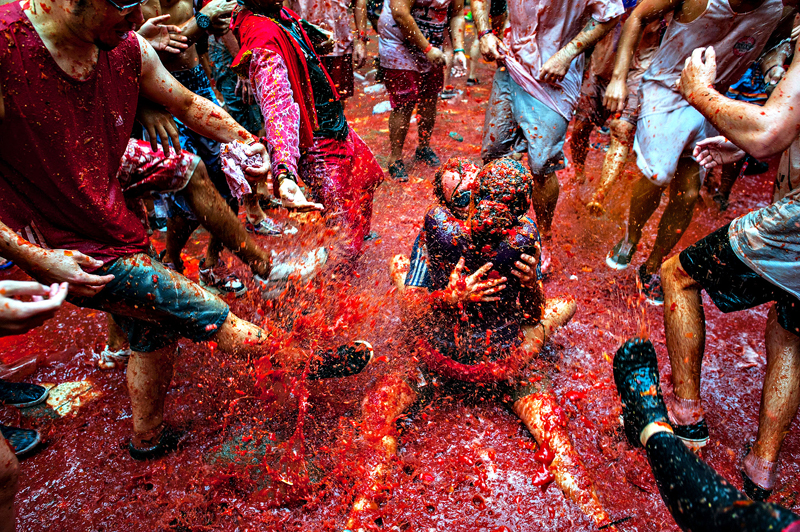 The World's Biggest Tomato Fight At Tomatina Festival 2013...BUNOL, SPAIN - AUGUST 28: Two Revellers kiss each other covered in tomato pulp while participating the annual Tomatina festival on August 28, 2013 in Bunol, Spain. An estimated 20,000 people threw 130 tons of ripe tomatoes in the world's biggest tomato fight held annually in this Spanish Mediterranean town. (Photo by David Ramos/Getty Images)