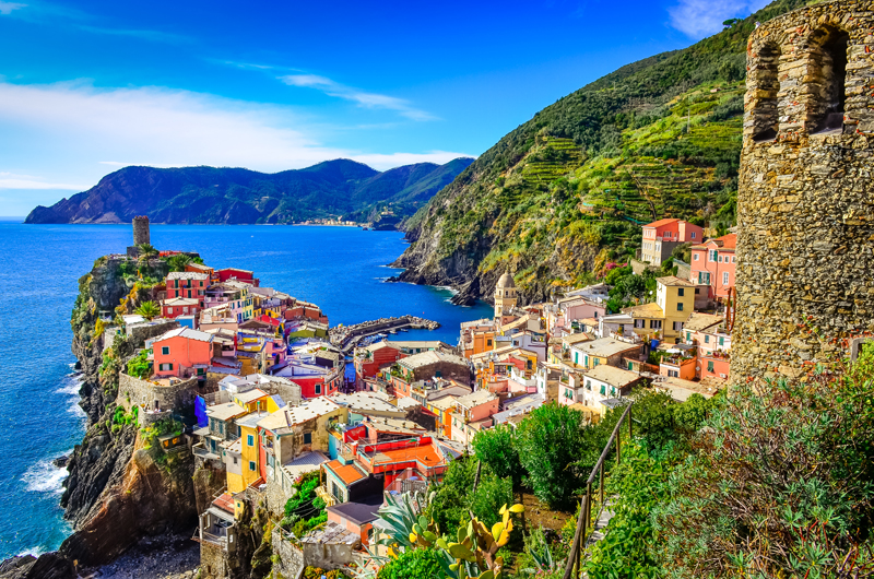 Scenic-view-of-colorful-village-Vernazza-in-Cinque-Terre