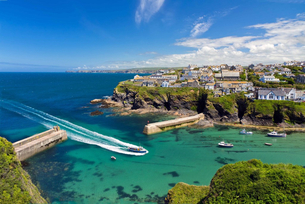 Cove and harbour of Port Isaac with ship, Cornwall, England | MarinaReservation.com - Book you berth