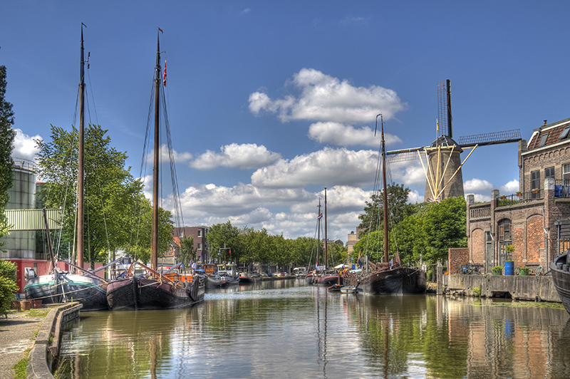 Canal in Gouda, Holland res