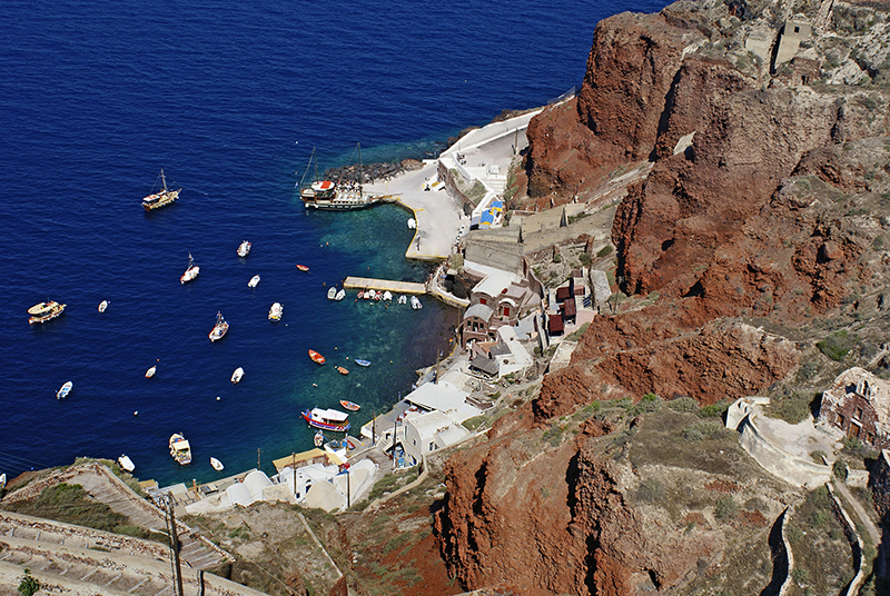 Old port of Oia village at Santorini island in aegean sea, Greec res