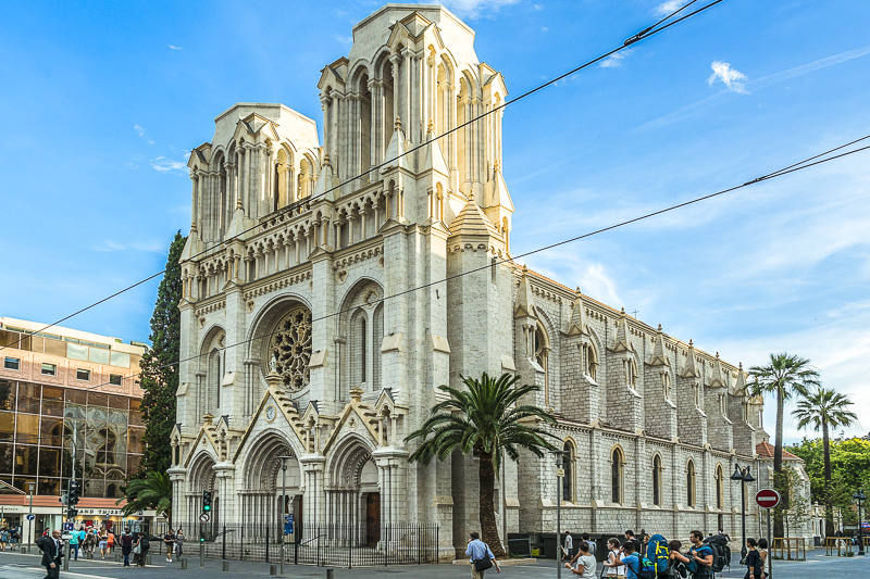 Die Notre Dame im Zentrum von Nizza, Frankreich, wirkt wie eine jahrhundertealte Basilika, stammt tatsächlich jedoch aus dem 19. Jahrhundert