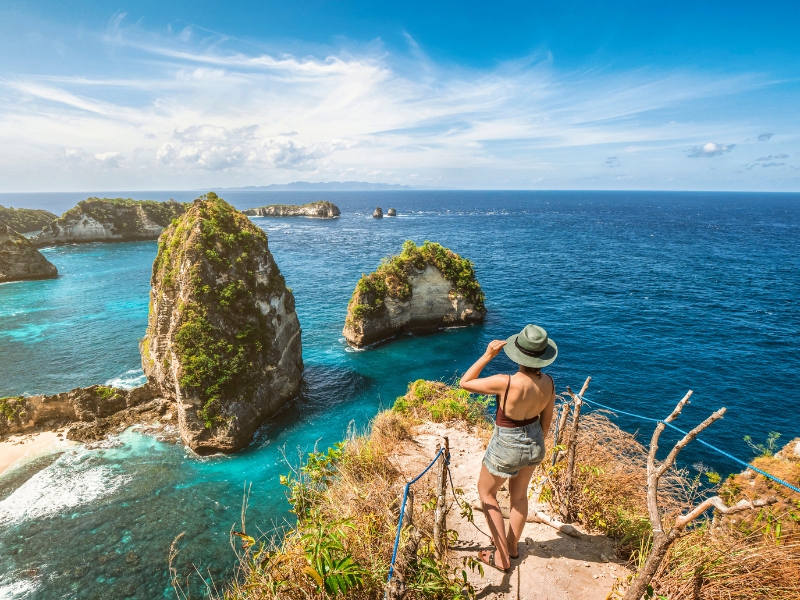 solo traveller at Diamond Beach in Nusa Penida